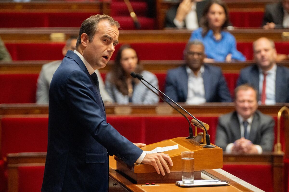 French Premier Says Deficit Must Fall Below 5% GDP in 2026