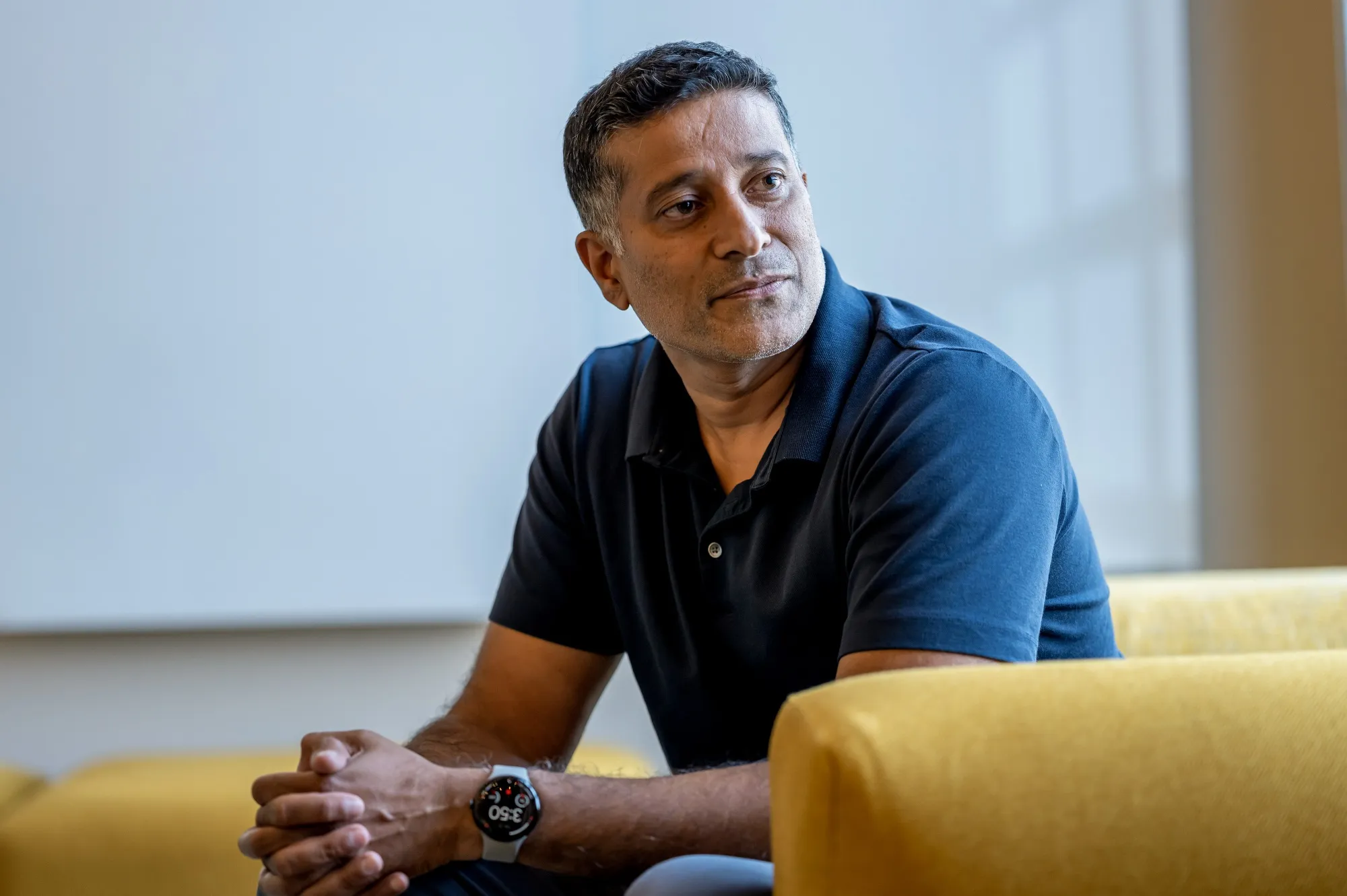 Портрет Шакіла Барката, який сидить у зручному кріслі