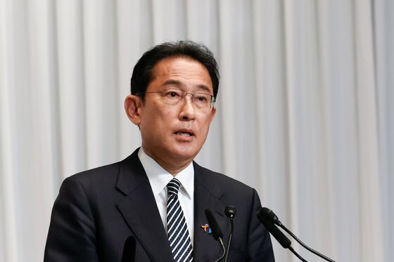 Japan Premier Stumbles Early With U-Turn on Omicron Travel Curbs
