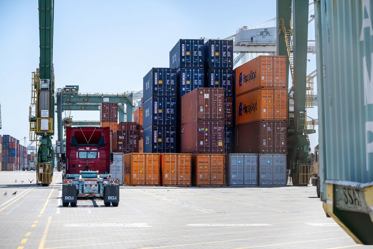 US Trade Deficit Narrows Amid Tariff Uncertainty