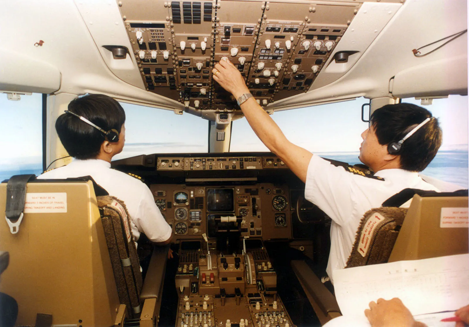 年収3200万円、毎週の勧誘－パイロット不足の中国航空会社が懸命の策 - Bloomberg