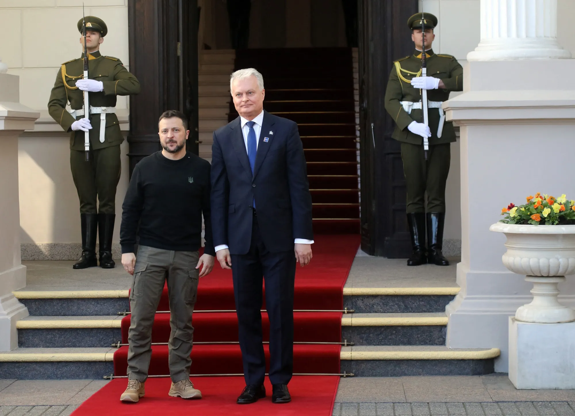 Ukrainian President Volodymyr Zelenskiy, left, and Lithuanian President Gitanas Nauseda in Vilnius&nbsp;on April 11.