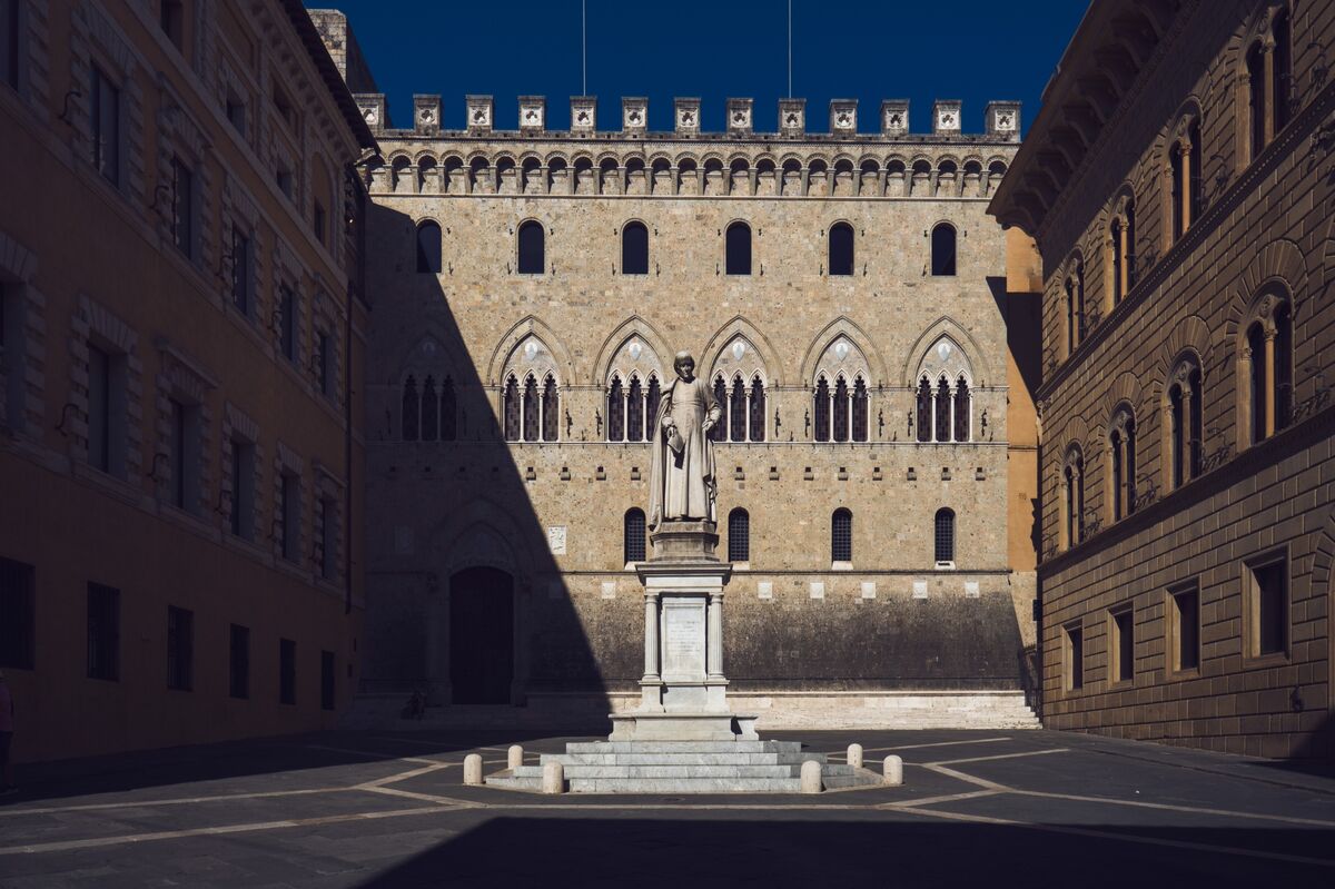 Paschi Top 10 Investor Goldstone Backs Intesa Takeover Bid