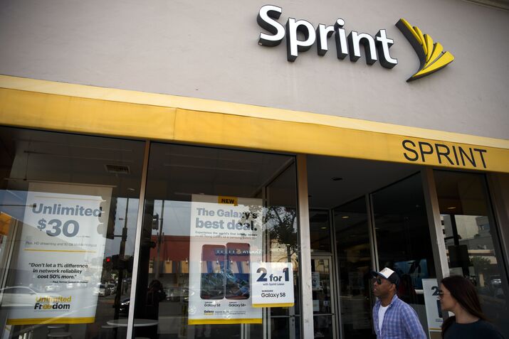 Sprint Gains Leverage in T-Mobile Talks With Customer Adds