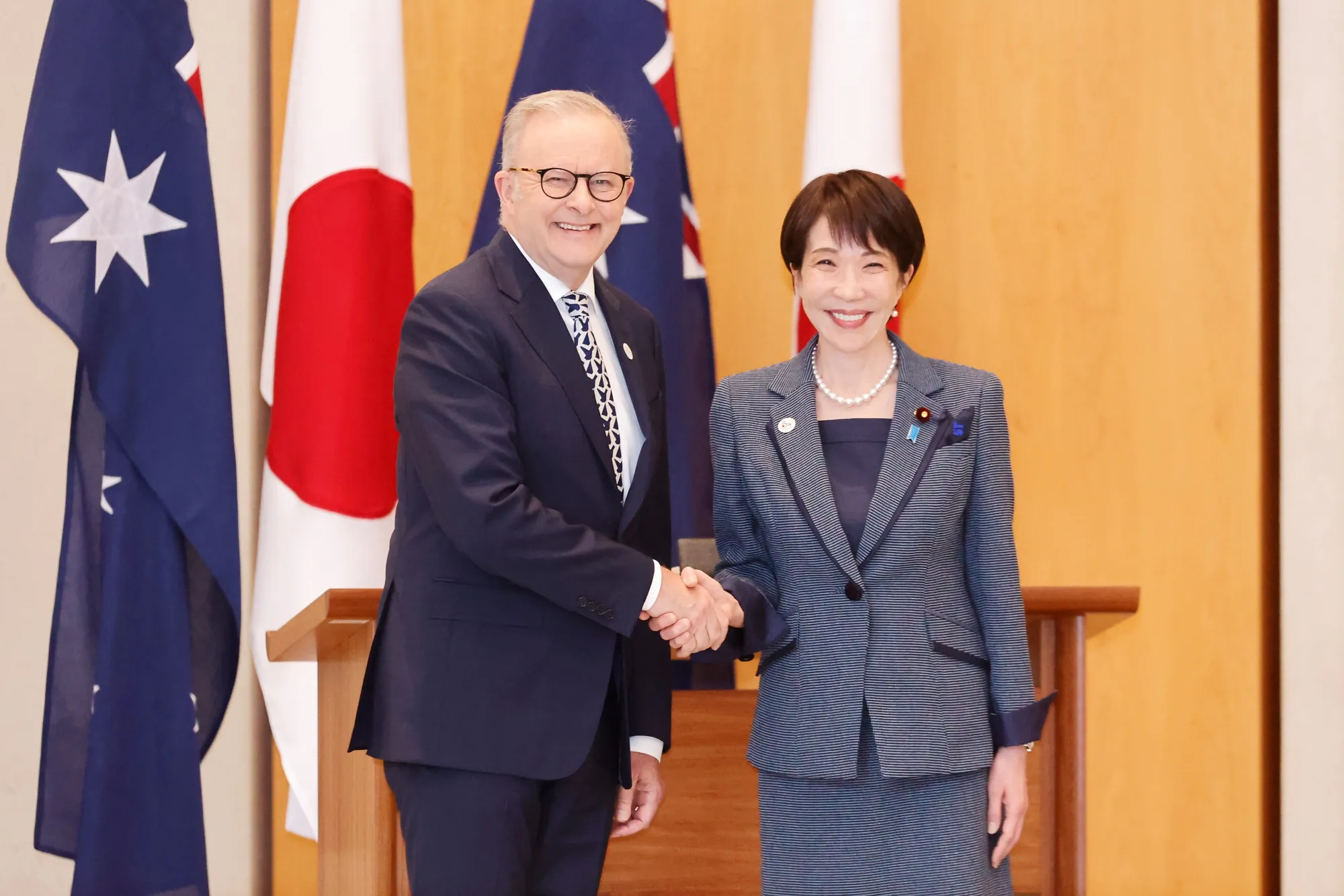 高市氏とアルバニージー氏（4日、キャンベラ）