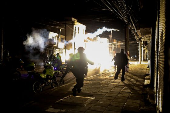 Colombian Anti-Police Riots Spread in Second Night of Chaos