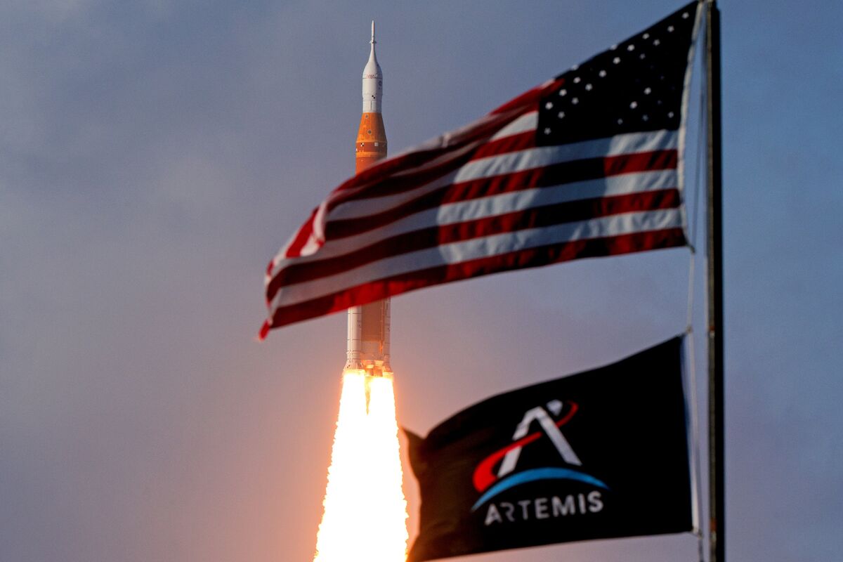 Boeing'in Ay Roketi, Trump'ın NASA'sı Altında Belirsiz Bir Gelecek ile Karşı Karşıya