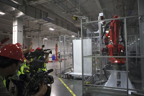 An inside view of the Tesla Gigafactory. g