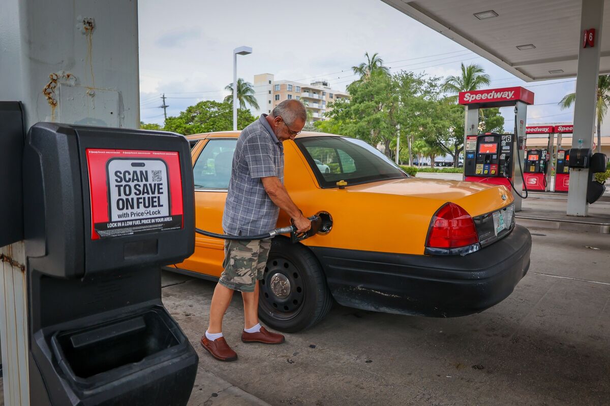 bloomberg.com - Mark Niquette - US Consumer Confidence Inches Up, Helped by Lower Gas Prices