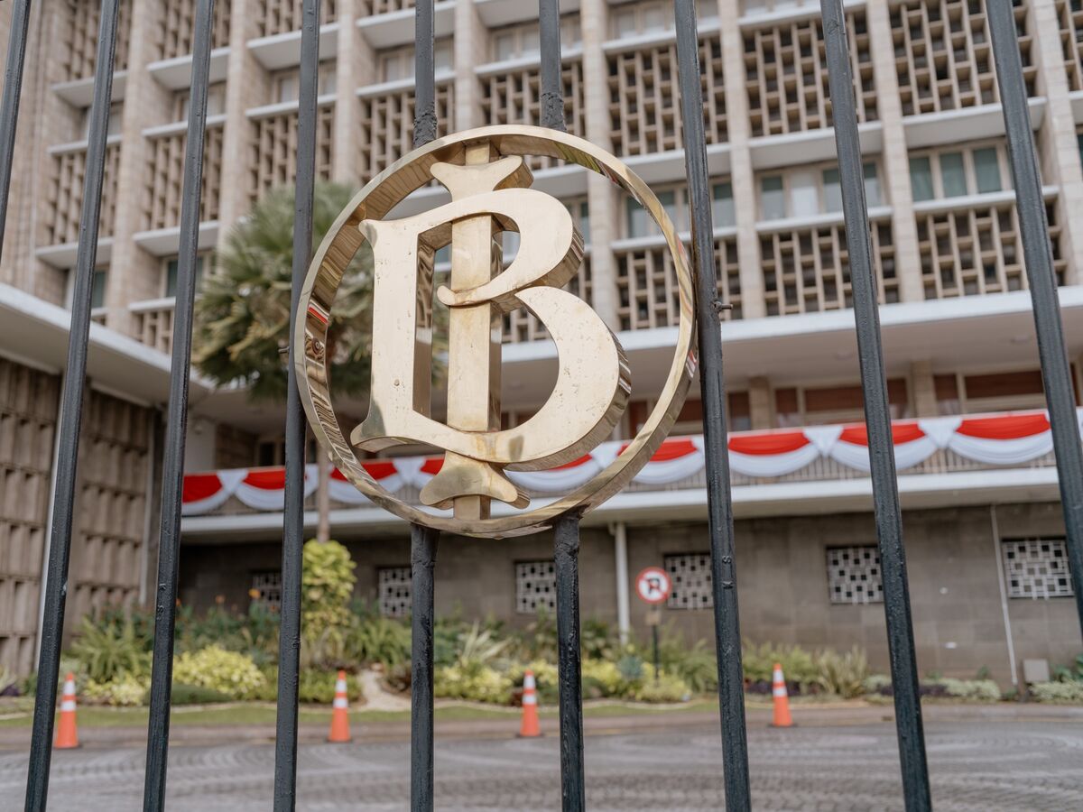 Indonesia’s Surprise Rate Cut to Weigh on Rupiah, Analysts Say