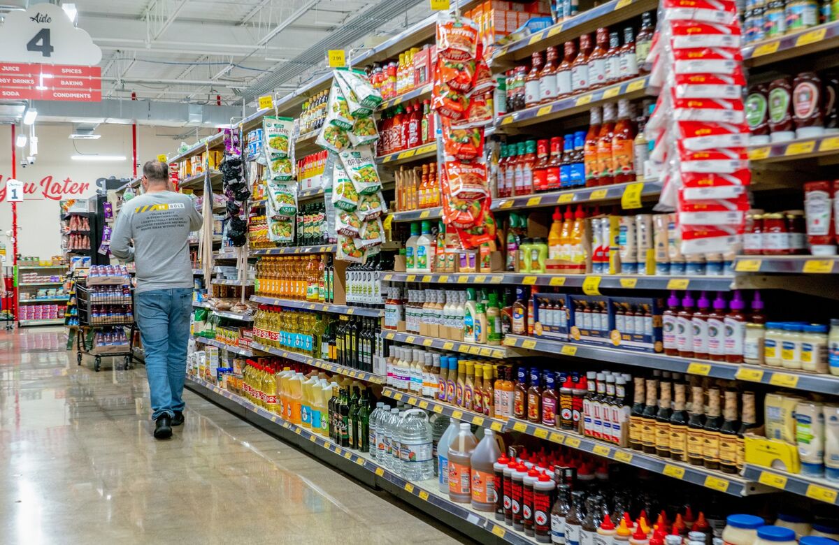 US Consumer Sentiment Drops to Five-Month Low on Prices