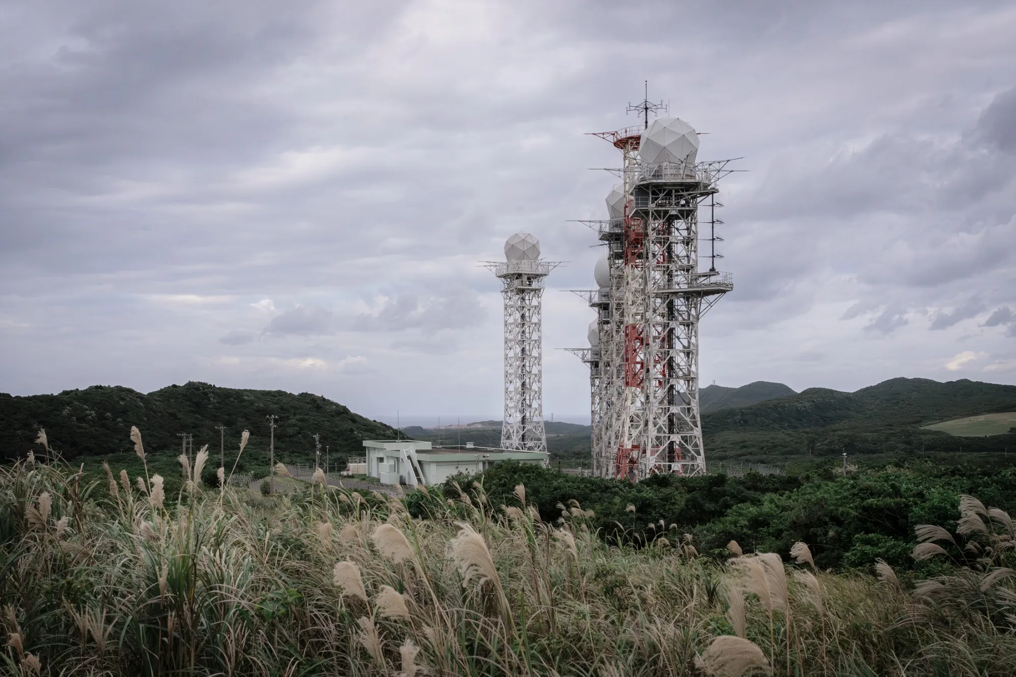 Військові радарні вежі на Йонагуні, найзахіднішому населеному острові Японії.