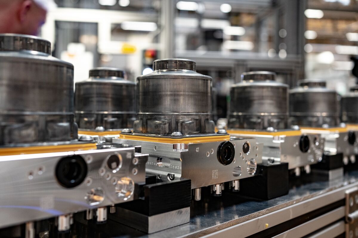 bloomberg.com - Libby Cherry - Europe's Auto Heartland Saw Cash Flow Nearly Halve Since 2019