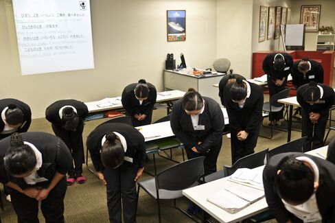 お辞儀の仕方を学ぶ研修生