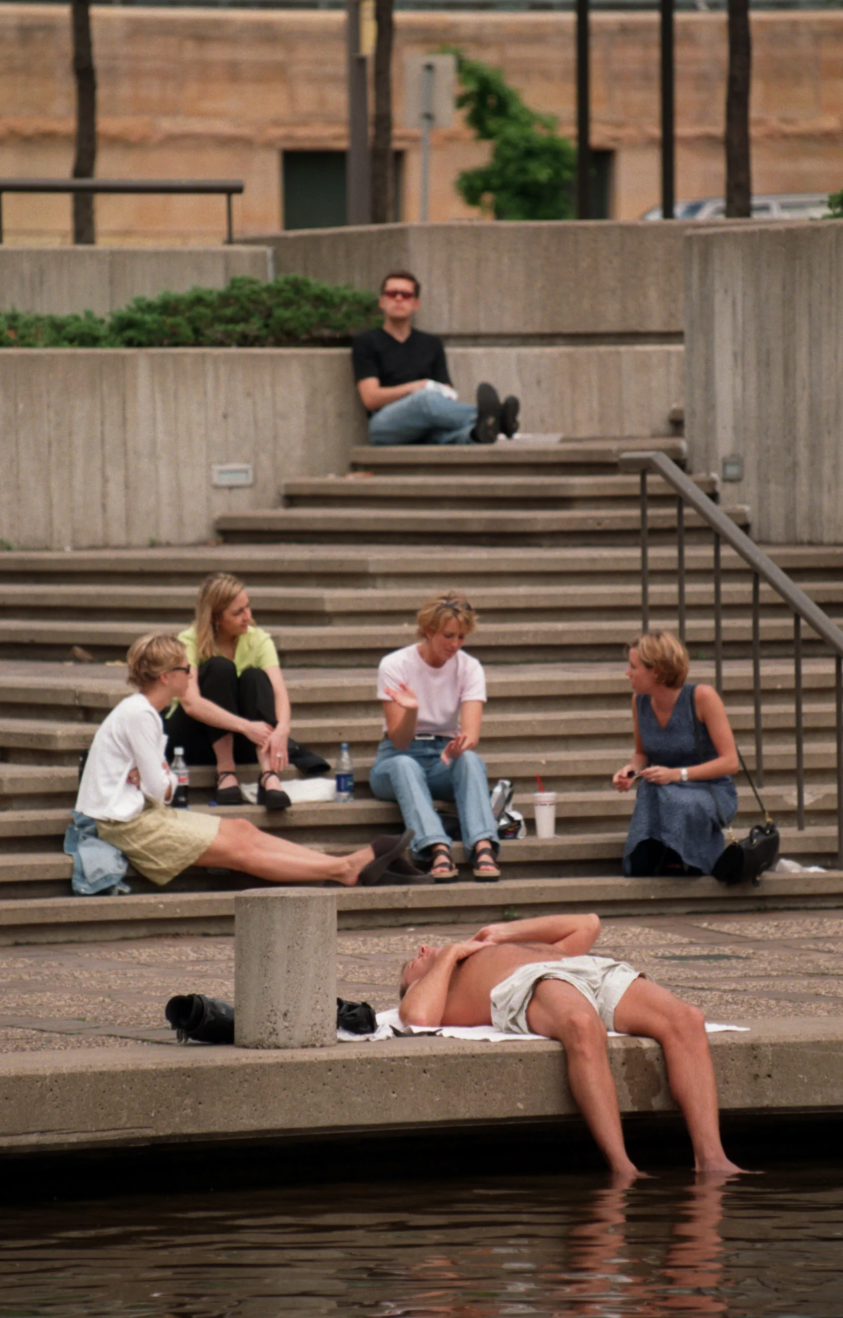 "Soy legítimo", dijo Mark Curtis, de Mpls., quien solo se tomó medio día libre del trabajo para hacer recados y disfrutar del día patinando y durmiendo la siesta en Peavey Plaza.