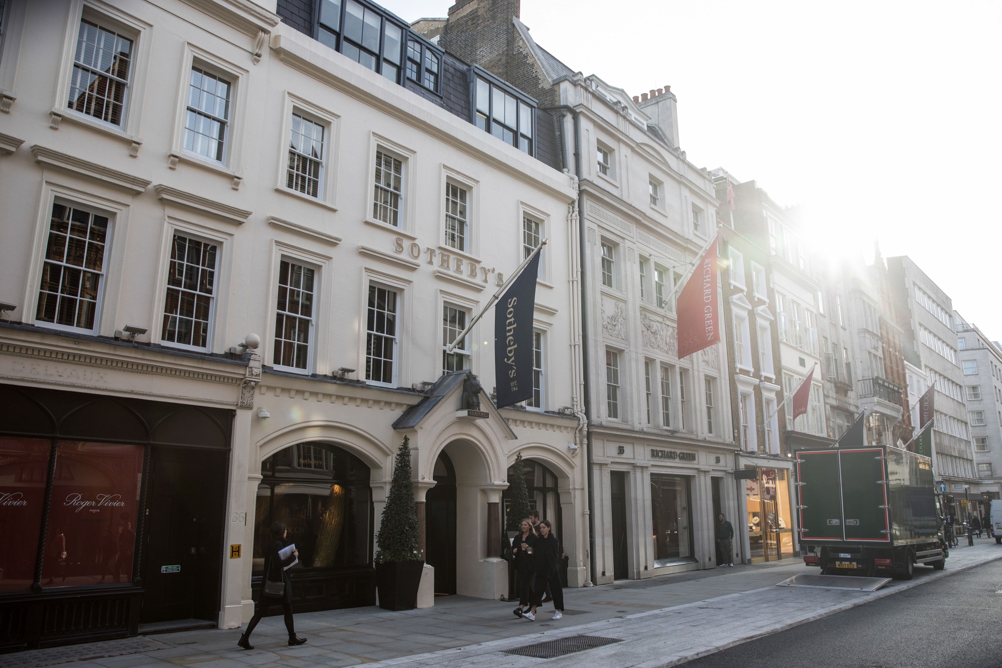 Drahi Refinances Sotheby's Storied London Mayfair Auction House - Bloomberg