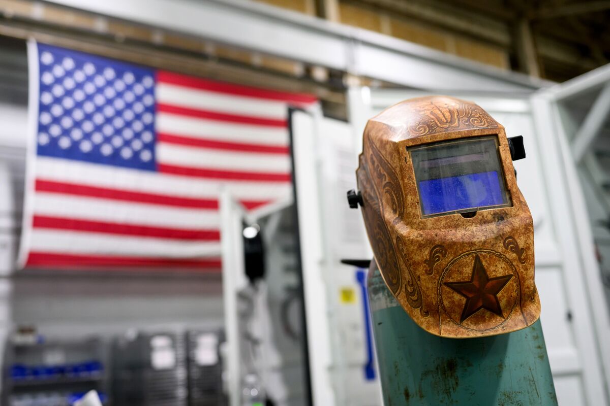 US Manufacturing Shrinks for Sixth Straight Month