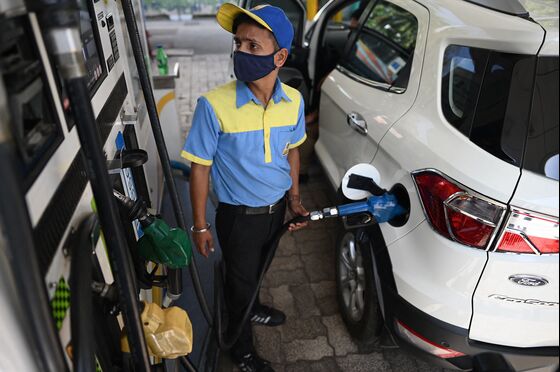 India Cuts Taxes on Gasoline, Diesel to Ease Consumer Bills