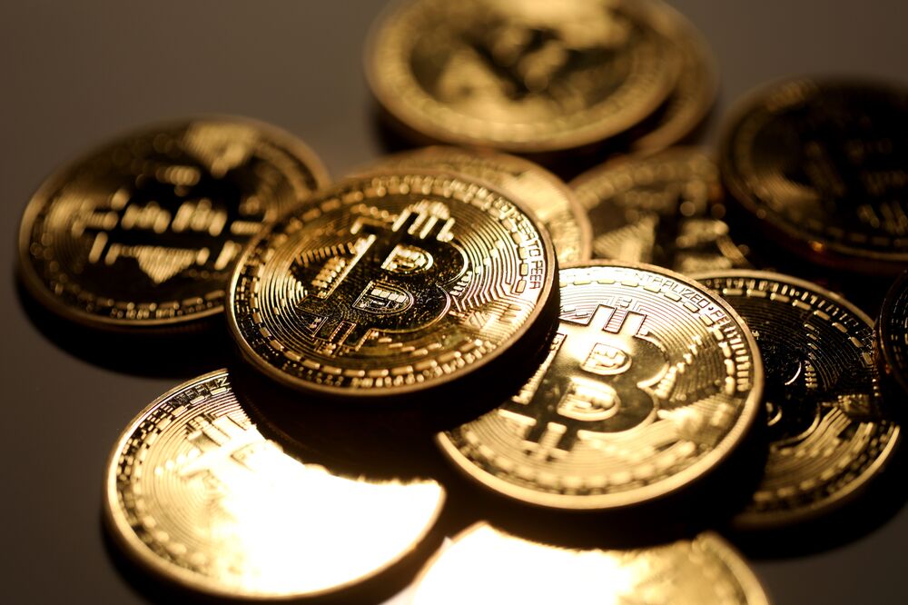 Bitcoin Gains With Gold As Traders Seek Haven Amid Yuan - 