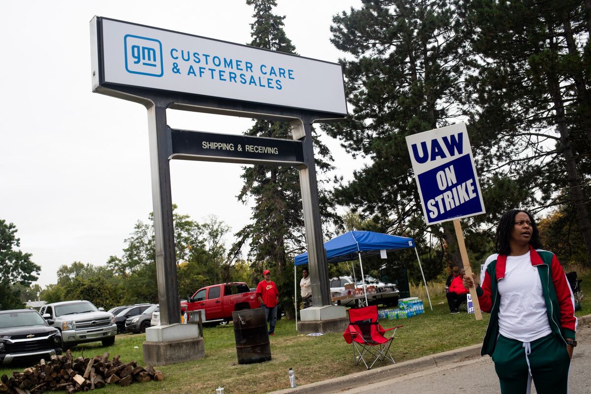 Investors Would Trade GM, Ford, Stellantis Buybacks to End UAW Strike
