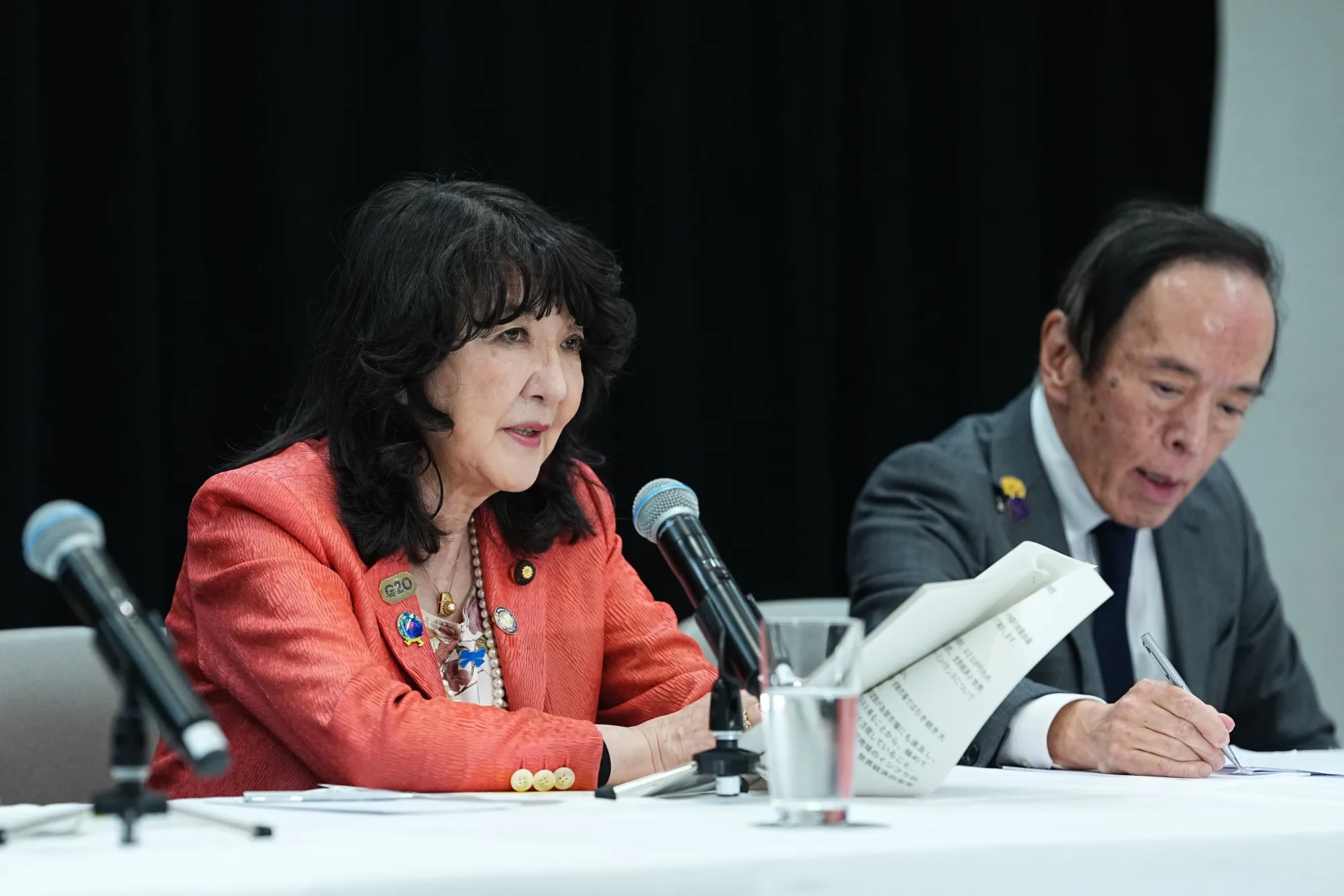 片山さつき金融相と日銀の植田和男総裁（4月16日）