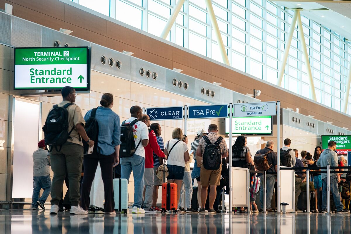 
                            US Airport Lines Worsen as TSA Agents Miss Their First Full Pay