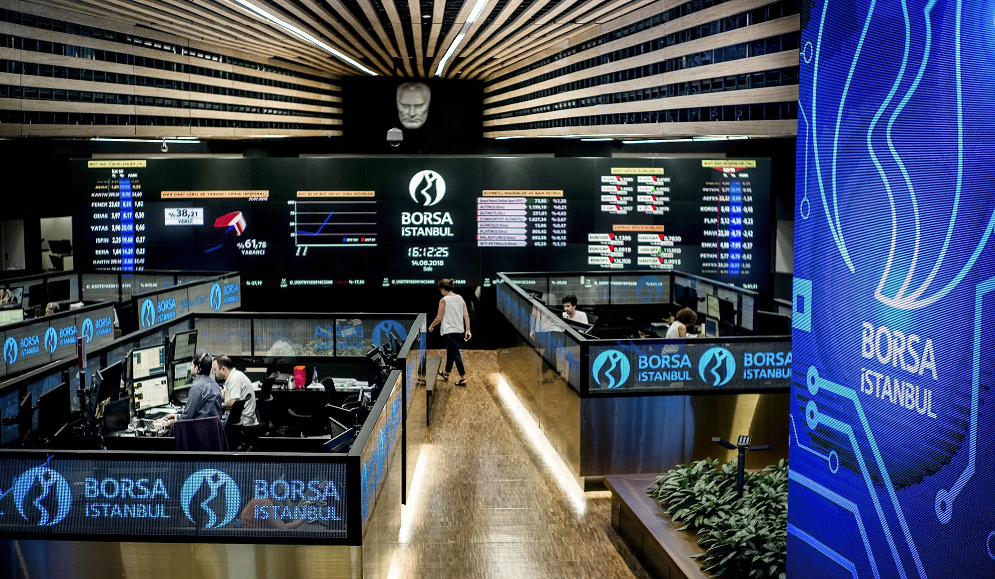 BIST 100 Dalgalı Seyirde: Dolar 44,61 TL, Merkez Bankası Faizi Yüzde 37'de Tutuyor