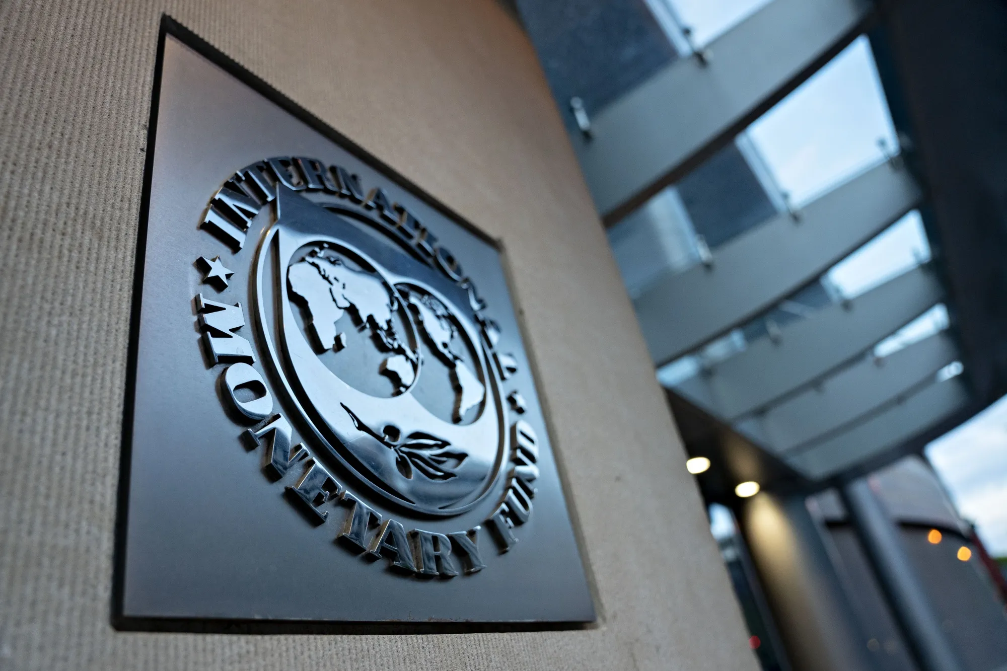 Logotipo del FMI en edificio institucional