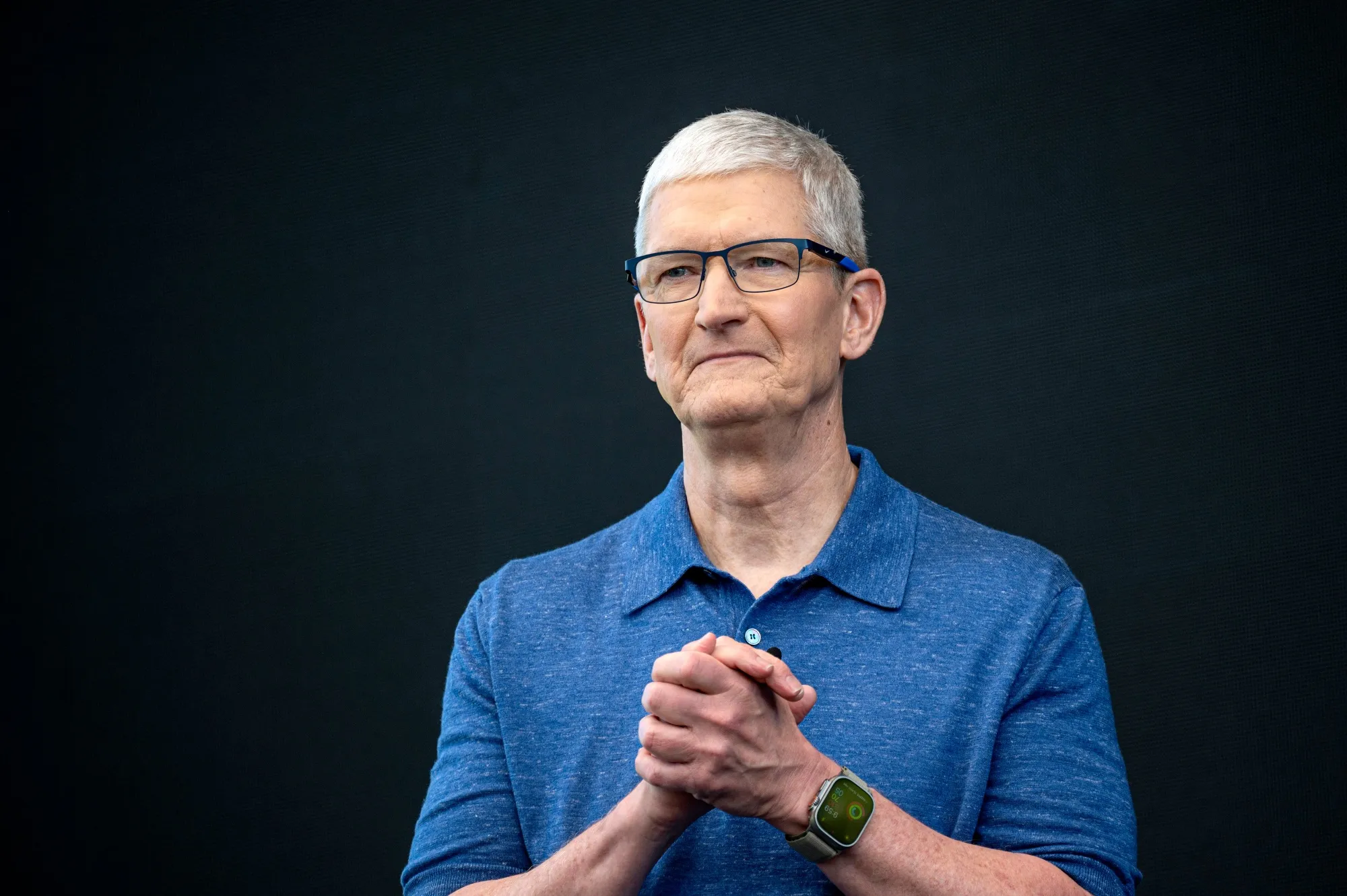 Apple CEO Pay Rises 18%; Company Opposes Anti-Diversity Measure - Bloomberg