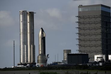 Rockets, Teslas, a Giant Head: Musk Adds a Texas City to Empire 