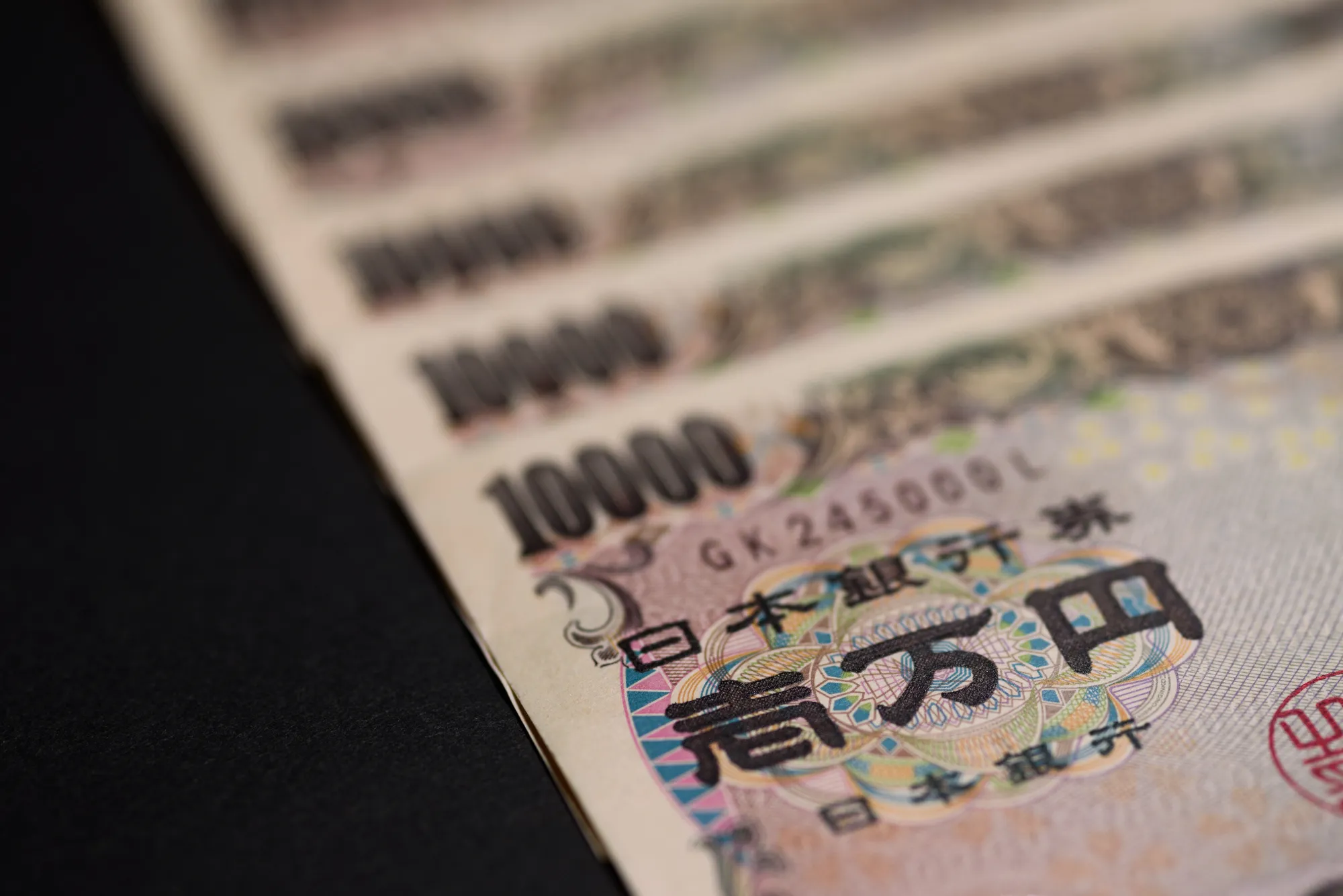 Japanese Yen Outpaces Dollar to Hold Currency Crown