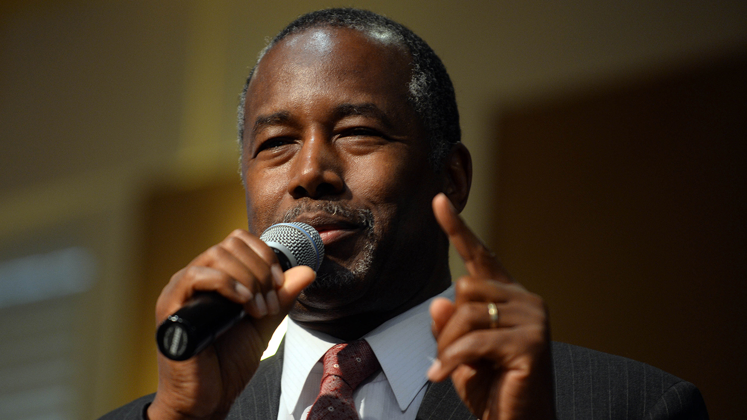 Ben Carson's Fans Are Filling Town-Hall Meetings and Campaign Coffers ...