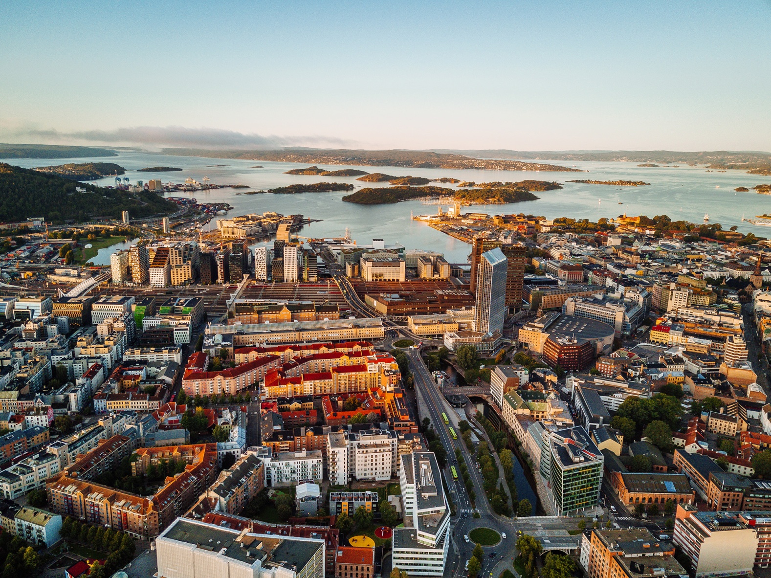 Hafen und Blick über das Finanzviertel in Oslo, Norwegen