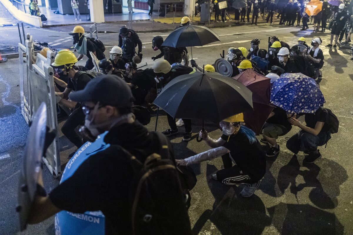 H.K. Protesters Attacked in Train Station Near China Border - Bloomberg