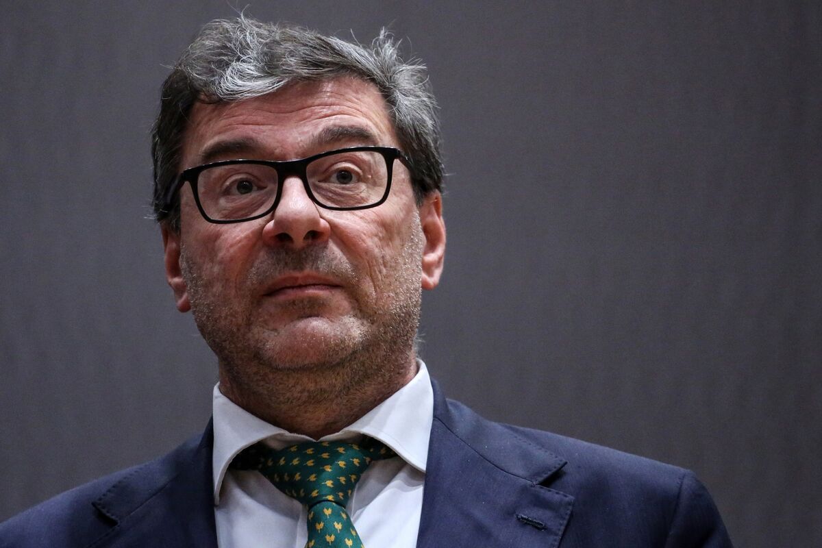 Central Banks Alone Can’t Fight Inflation, Giorgetti Says