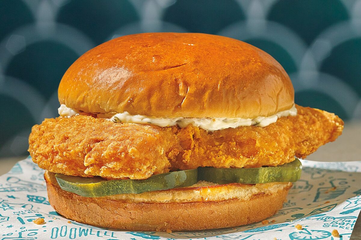 Is Popeyes new Cajun fish sandwich good?  Taste test Versus Chicken