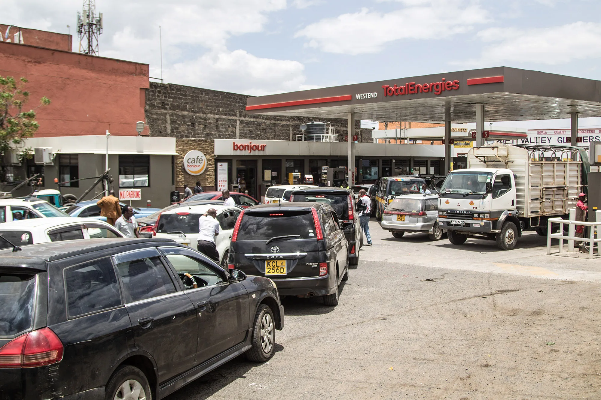 Motorists queue for fuel at a gas station in Nakuru, Kenya, on April 4.&nbsp;