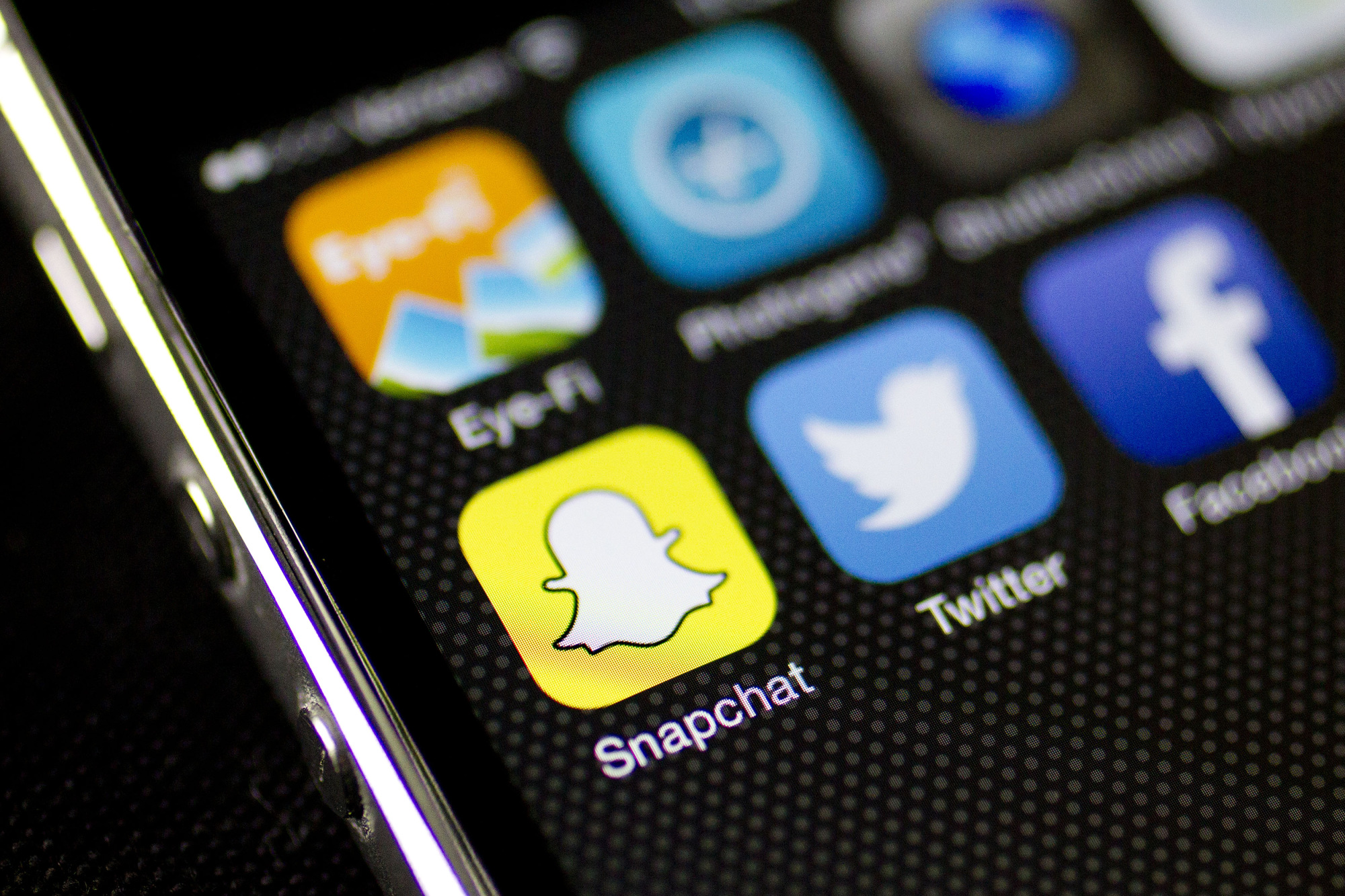 Snapchat Doesn't Look Insanely Valued Relative to Facebook - Bloomberg