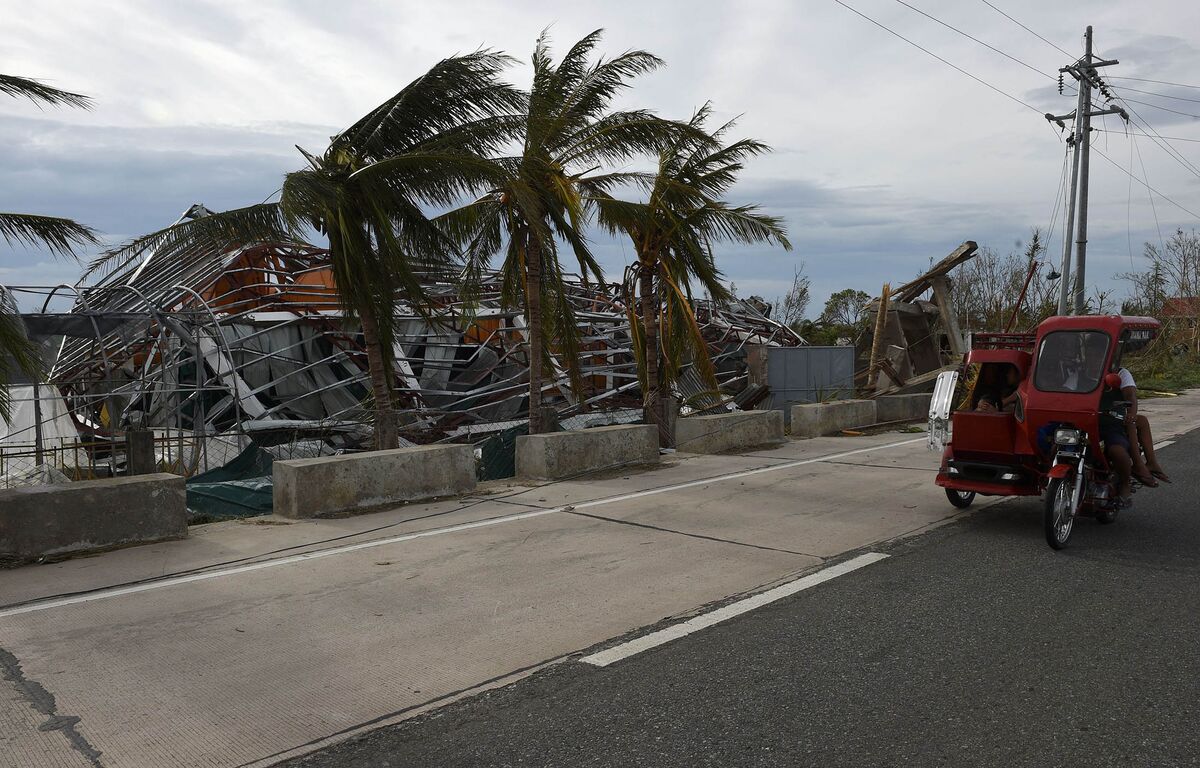 Typhoon Kills at Least 8 in Philippines, Displaces Thousands - Bloomberg