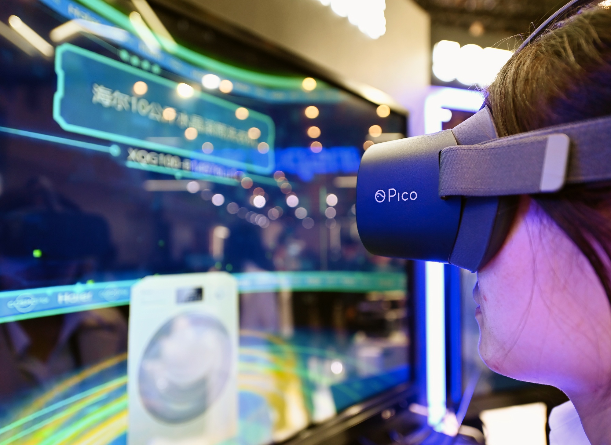 A visitor tries out a VR headset at the&nbsp;China 5G and Industrial Internet Conference&nbsp;in Wuhan, Hubei Province, China.