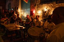 Tirambaço performing samba in Ó do Borogodó.