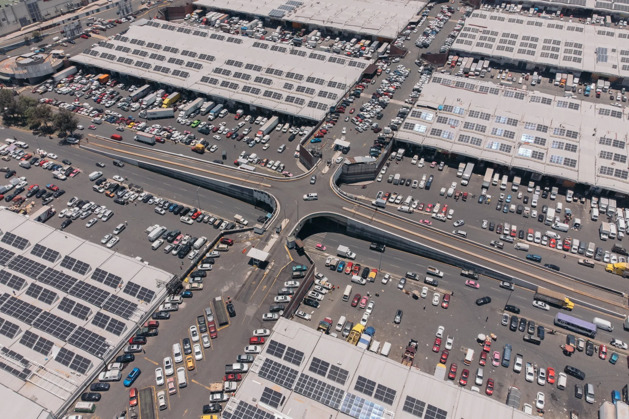 More than 30,000 solar panels have been installed on the roofs of the Central de Abasto food market in Mexico City.