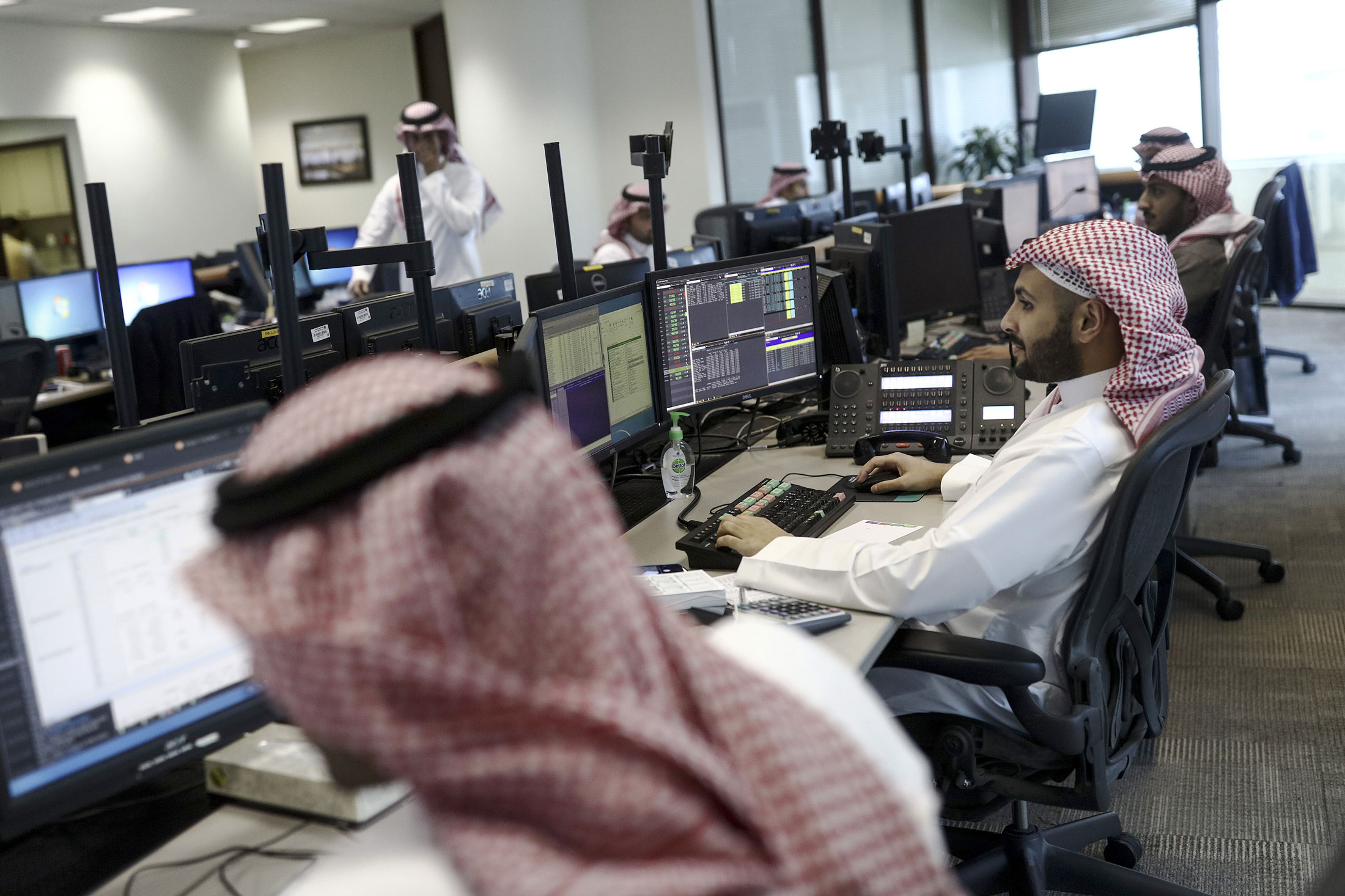 Программист в дубае. Дубай программист. Парень в дубае. Дубай программист. Повседневная жизнь стоковые фото.