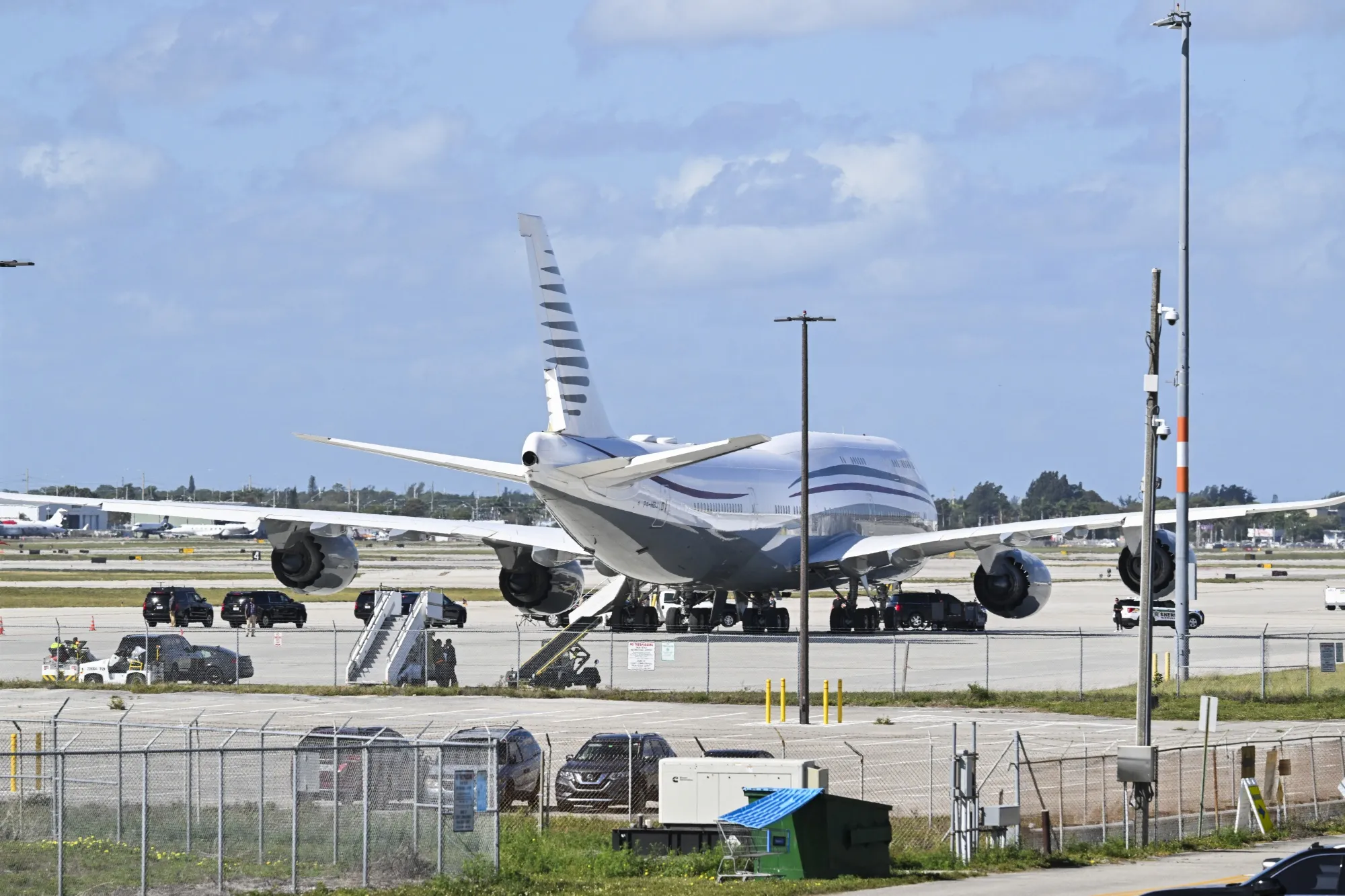 The motorcade of US President Donald Trump is parked next to a Qatari Boeing 747 in FLorida in Feb. 2025.