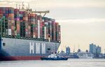 The "HMM Algeciras" entering the port of Hamburg 