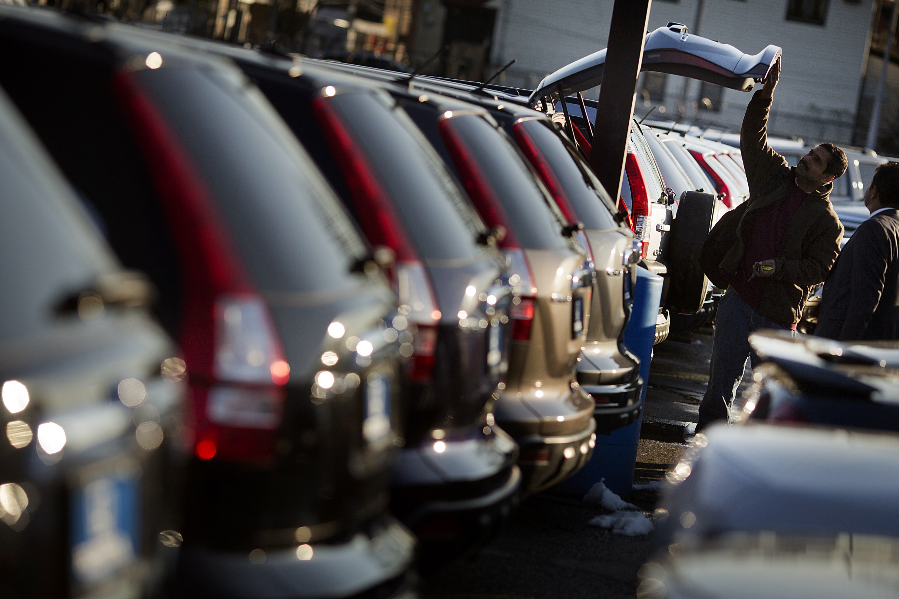 Hangover From Tax ‘Euphoria’ Hits U.S. Car Buyers as Sales Drop