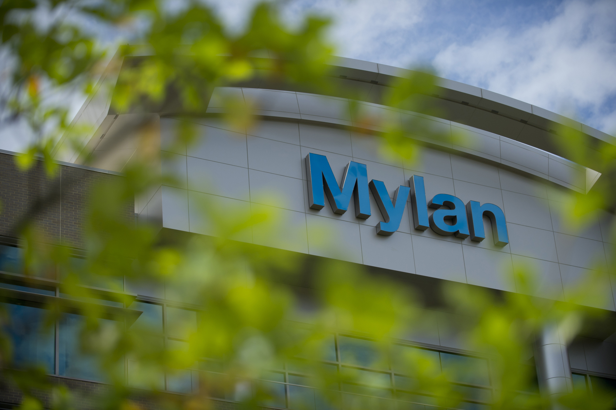 Mylan. Sanofi фармацевтическая компания. Mylan Inc..