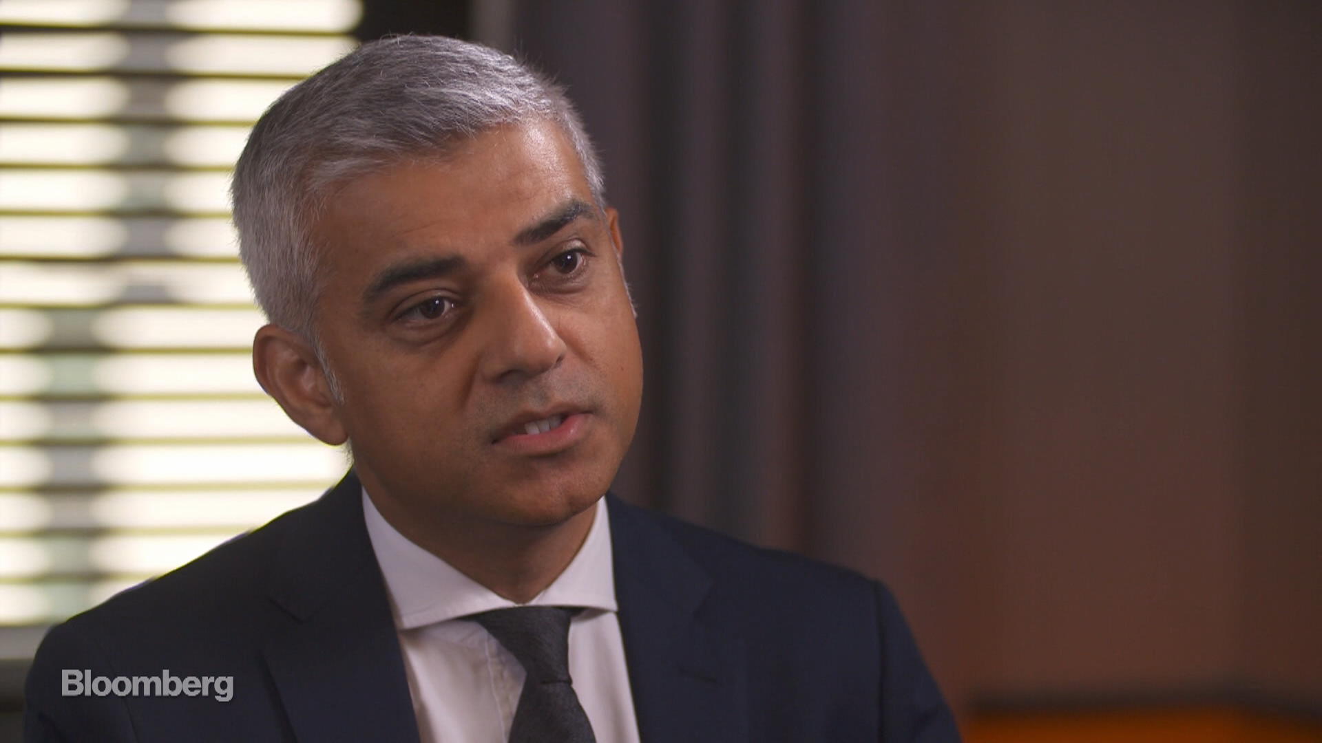 Watch New Gatwick Runway Shows London Open for Business Khan Bloomberg