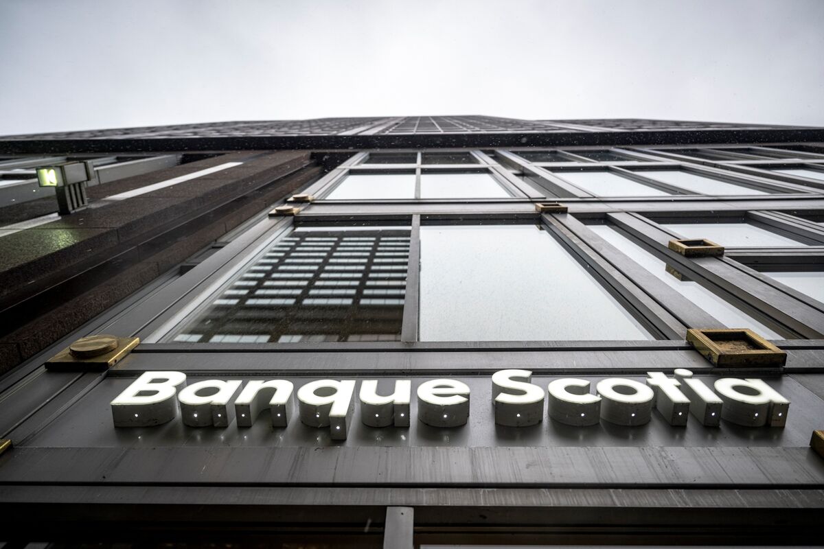 Canadian Stocks Beating US for a Second Year as Banks Surge