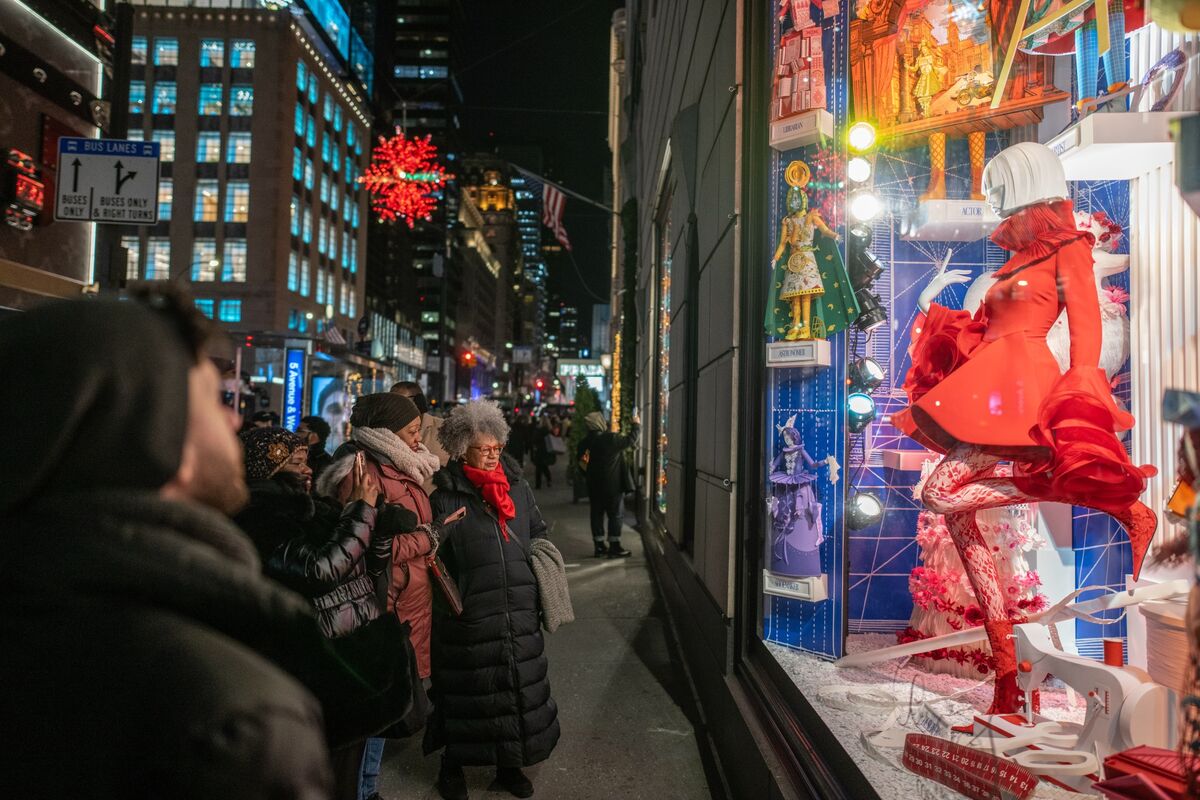 bloomberg.com - Annie Bang - Wealthy Shoppers Expected to Fuel Faster US Holiday Retail Sales